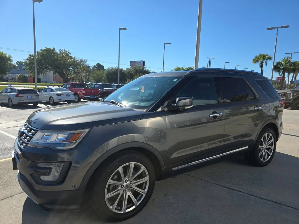 Used 2017 Gray Ford Limited image 3