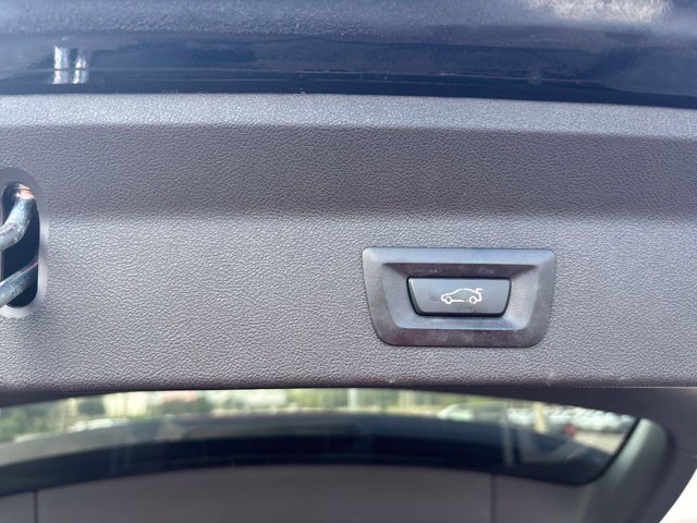 Used 2020 Black BMW sDrive30i image 18