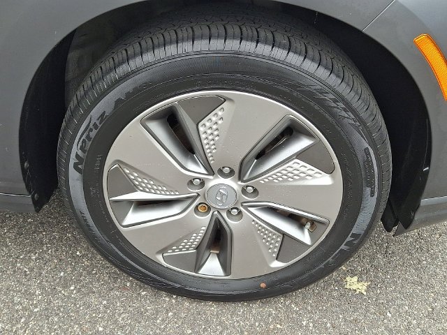Used 2021 White Hyundai Limited image 9