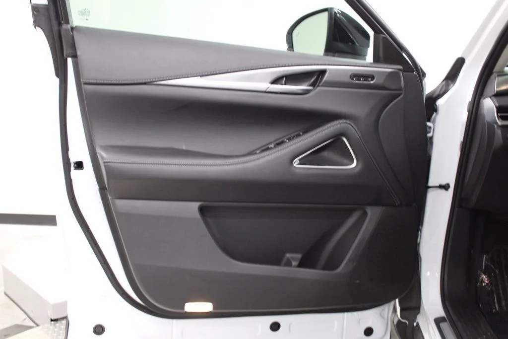 Certified Used 2026 White INFINITI LUXE image 18
