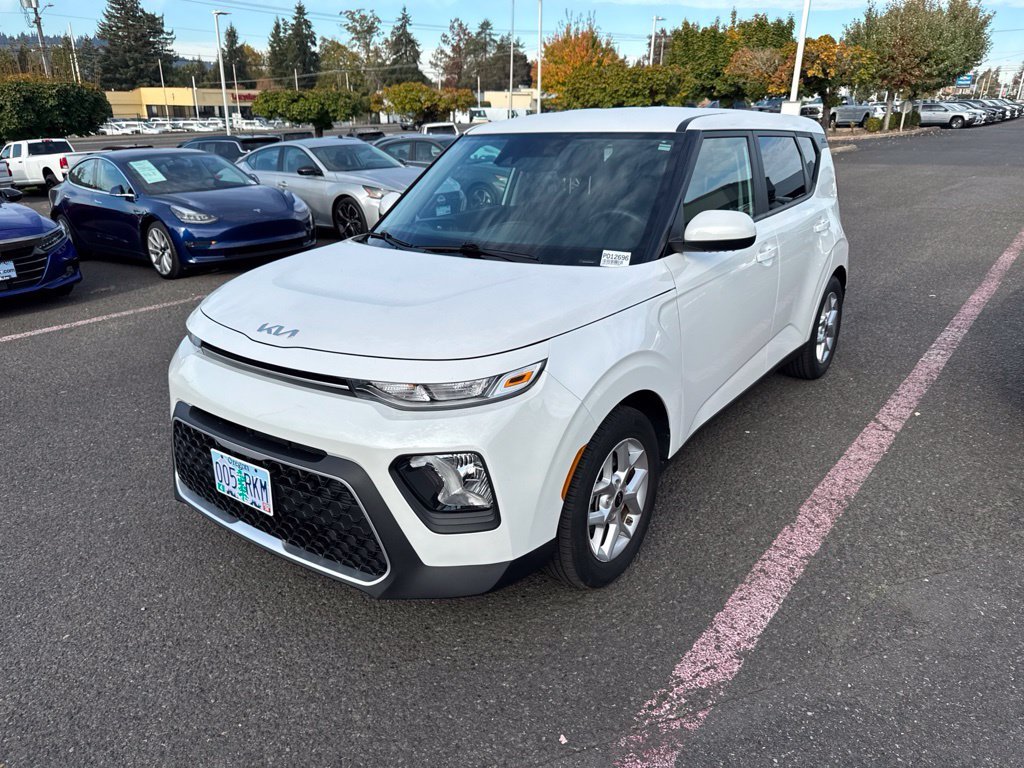 Used 2022 Snow White Pearl Kia LX image 3