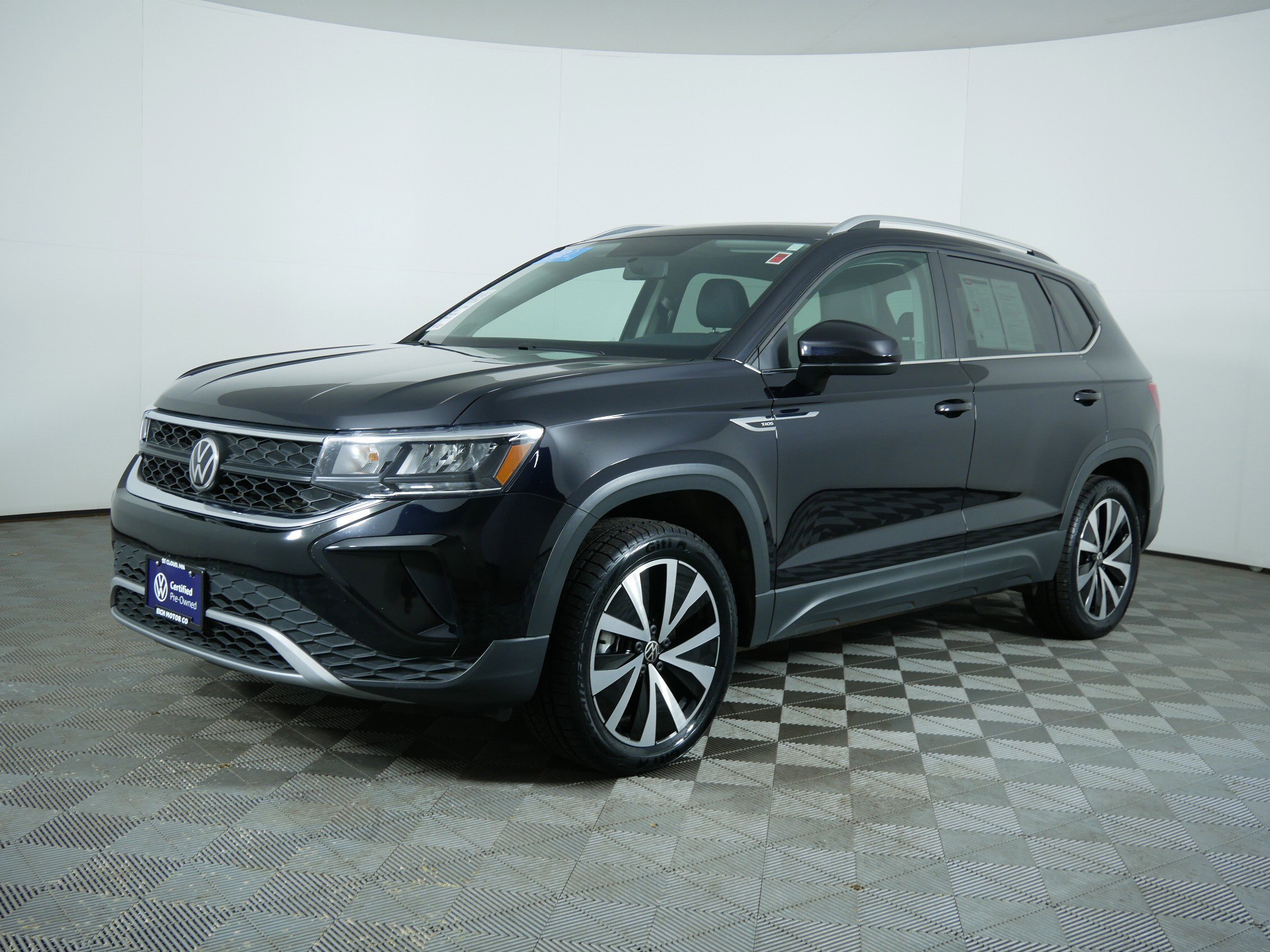 Used 2022 Black Volkswagen SE image 3