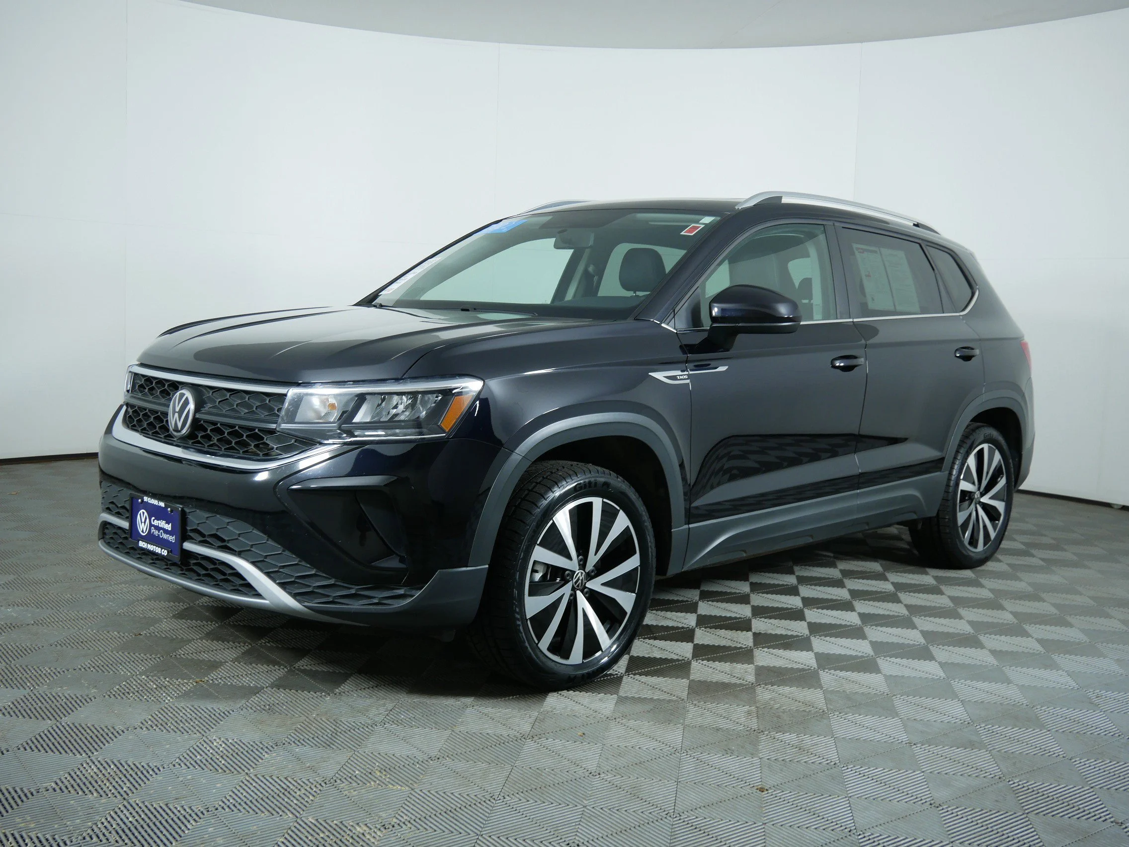 Certified Used 2022 Black Volkswagen SE image 3