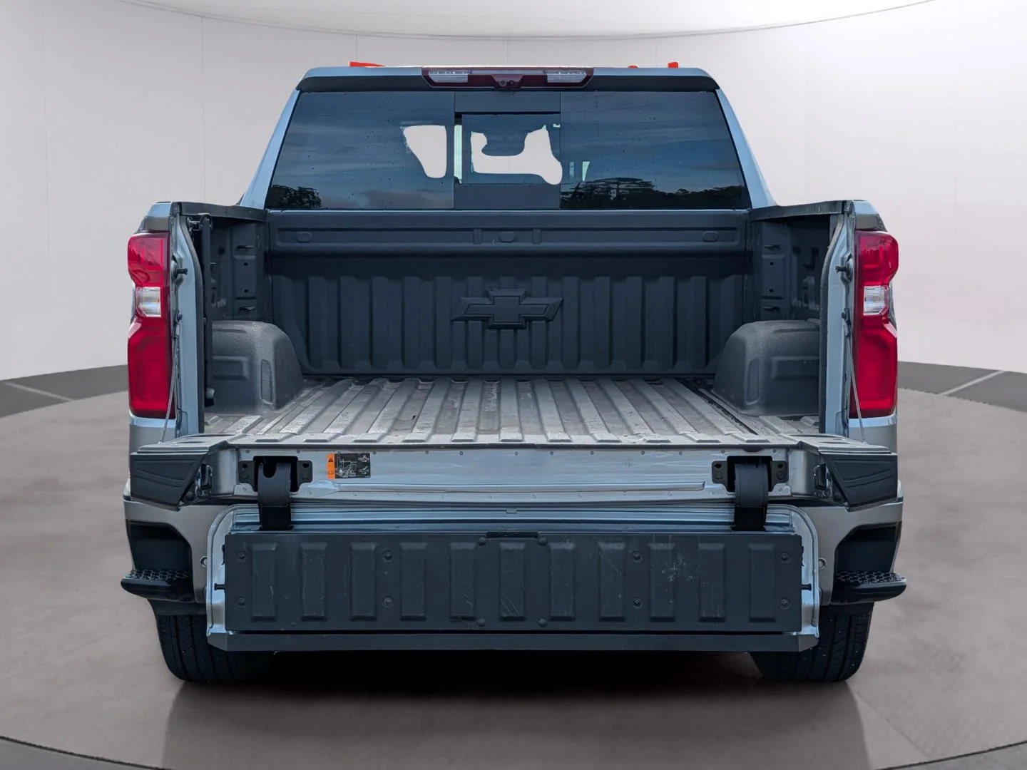 Used 2025 Sterling Gray Metallic Chevrolet High Country image 9