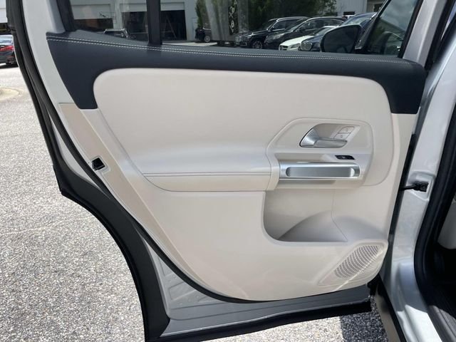 Used 2022  Mercedes-Benz GLB 250 image 11