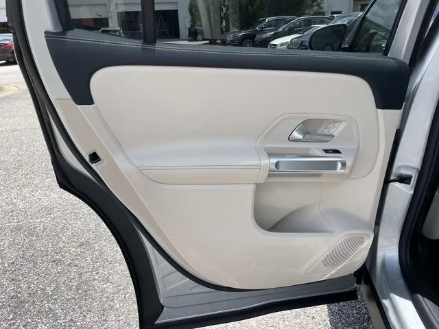 Used 2022  Mercedes-Benz GLB 250 image 11