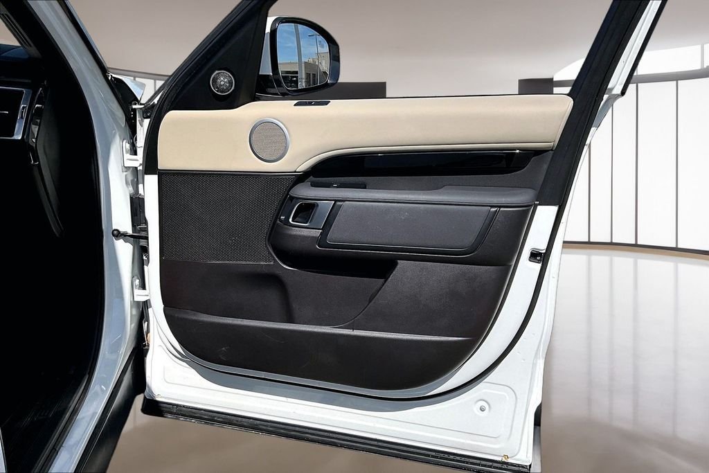 Used 2018 White Land Rover SE image 19