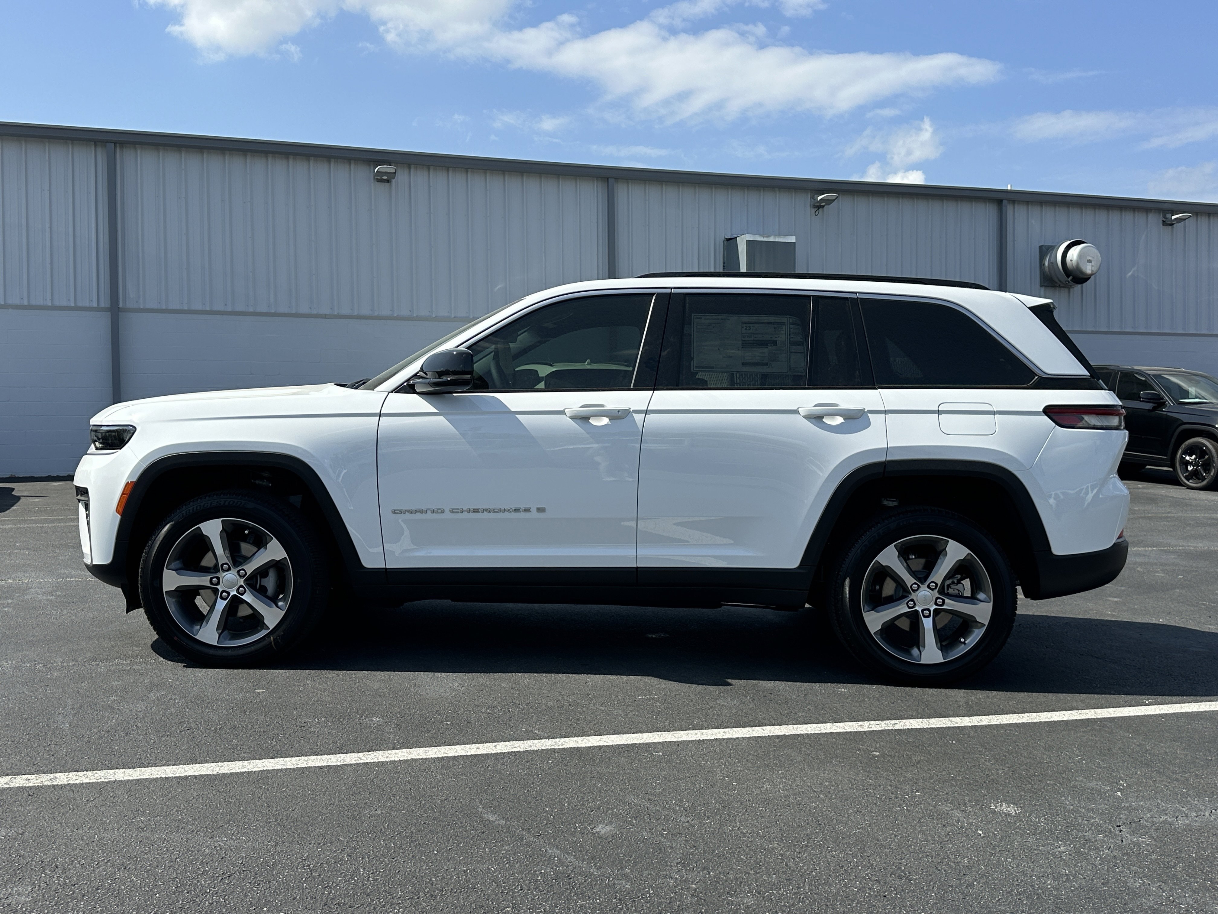 New 2026 Bright White Clear-Coat Exterior Paint Jeep Limited image 5