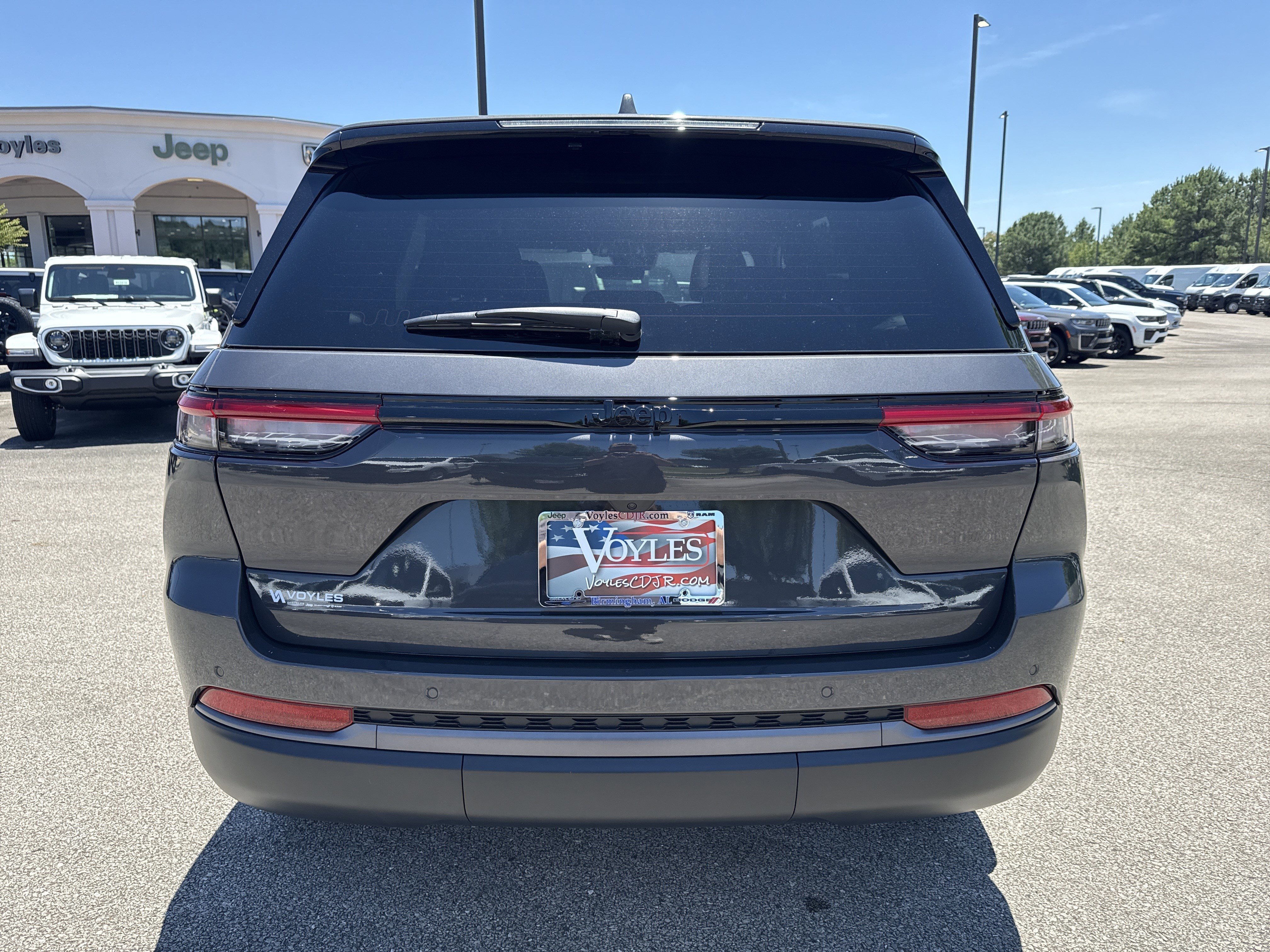 New 2026 Baltic Gray Metallic Clear-Coat Exterior Paint Jeep Altitude image 6