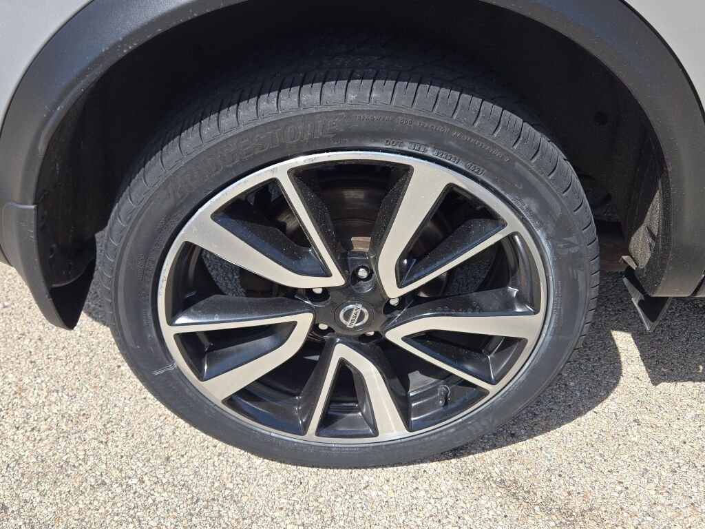 Used 2018 Silver Nissan SL image 9