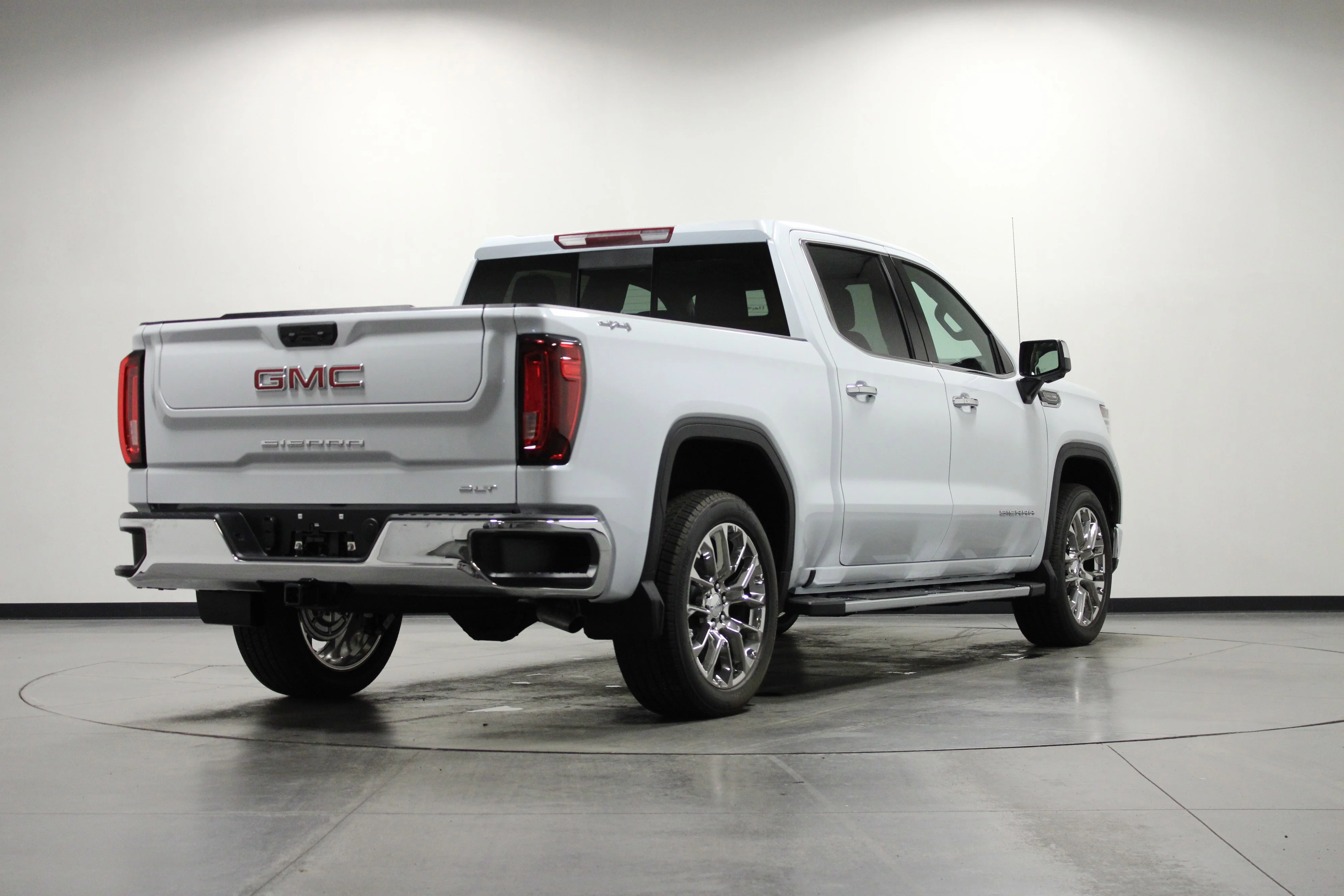 New 2026 Glacier White Tricoat GMC SLT image 4