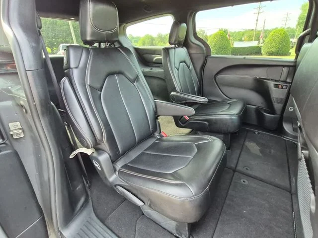 Used 2025 White Chrysler Select image 33