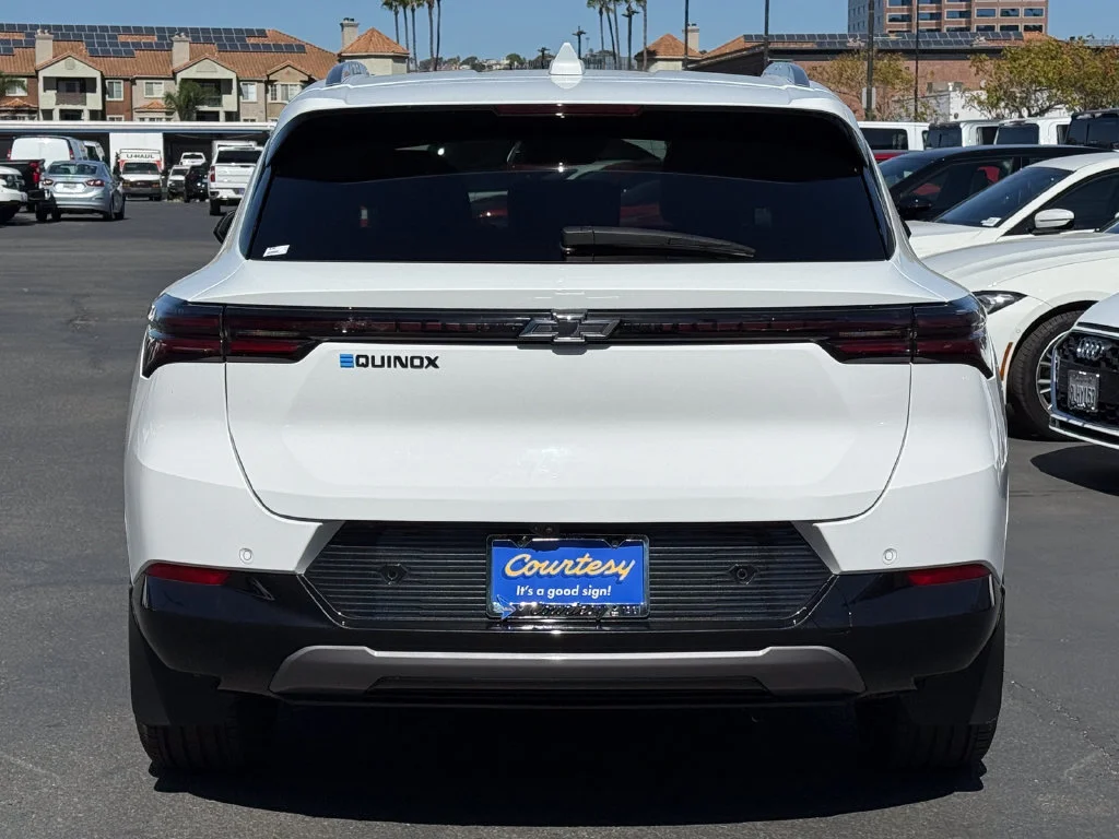 Used 2024 Summit White Chevrolet 2LT image 9