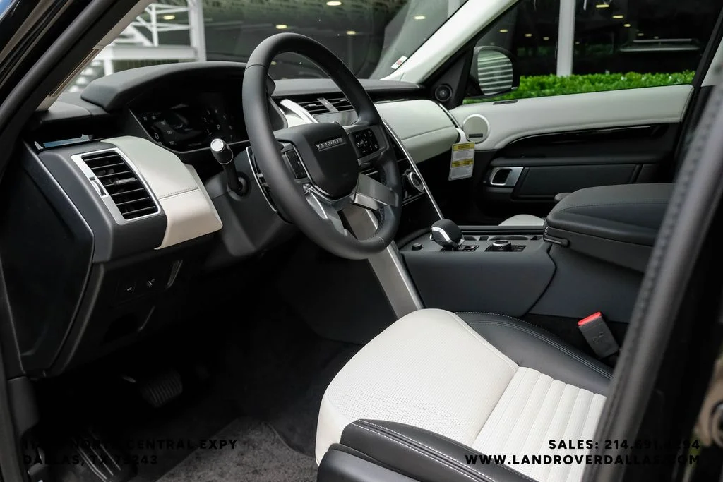 New 2026 Santorini Black Metallic Land Rover S image 2