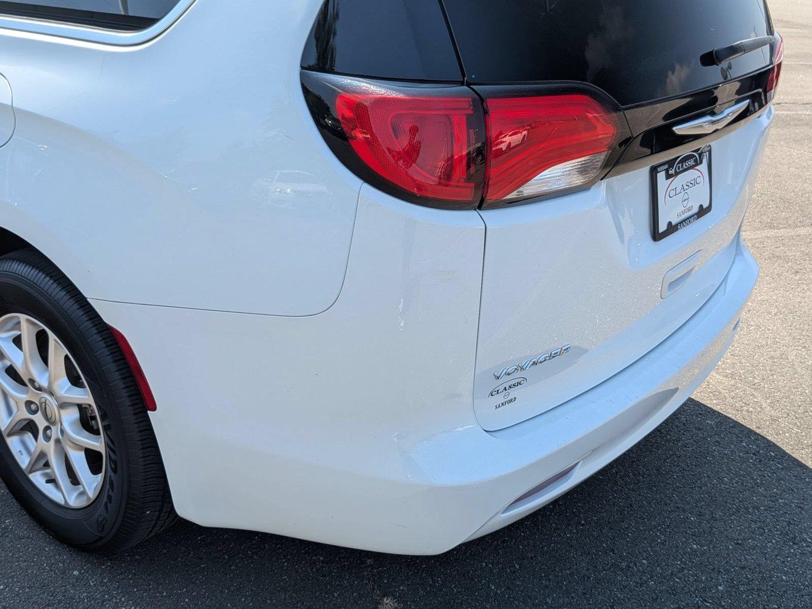 Used 2023 Bright White Clearcoat Chrysler LX image 12