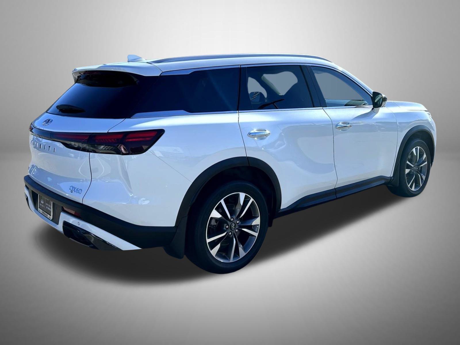 Certified Used 2025 White INFINITI LUXE image 5