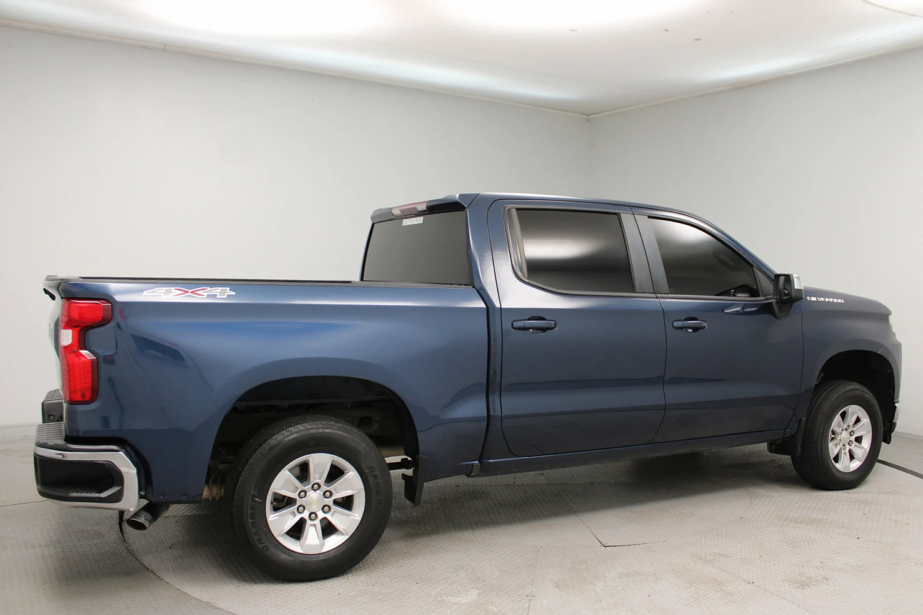 Used 2020 Northsky Blue Metallic Chevrolet 4WD Crew Cab 147 LT image 21