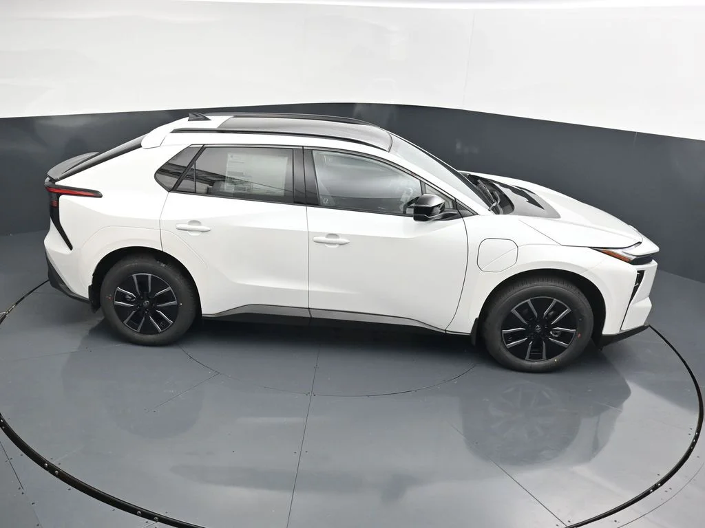 New 2026 Wind Chill Pearl <sup>1</sup> Toyota  XLE image 28