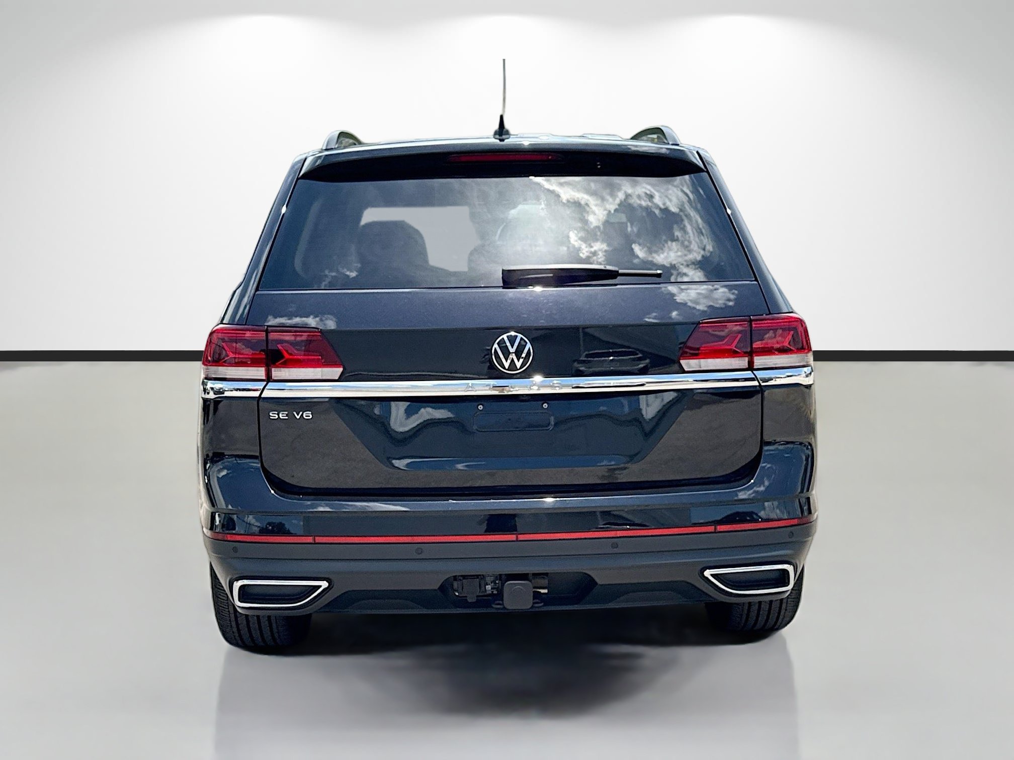 Used 2023 Deep Black Pearl Volkswagen 3.6L V6 SE w/Technology image 4
