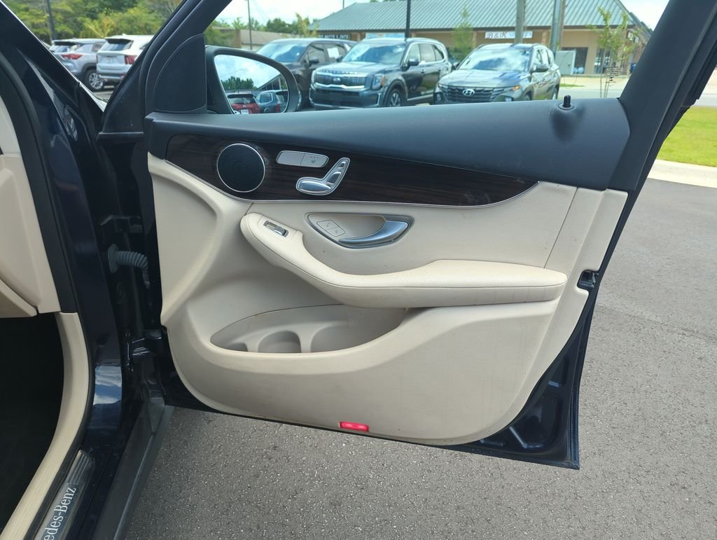 Used 2022  Mercedes-Benz GLC 300 image 35
