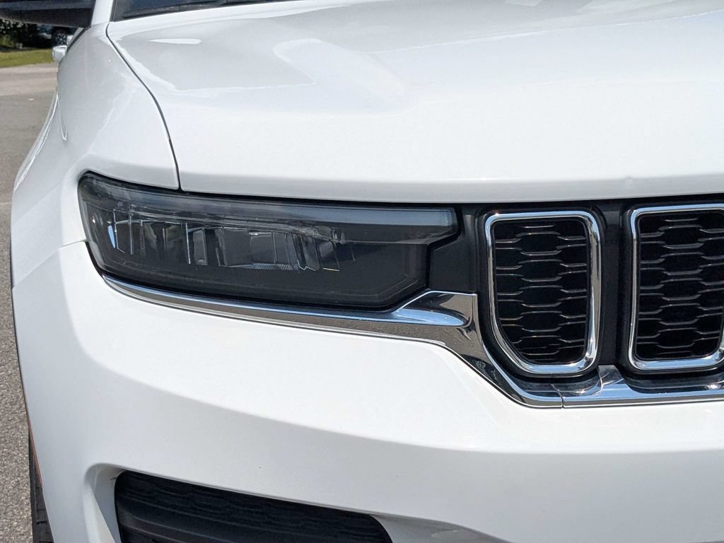 Used 2023 White Jeep Laredo image 10