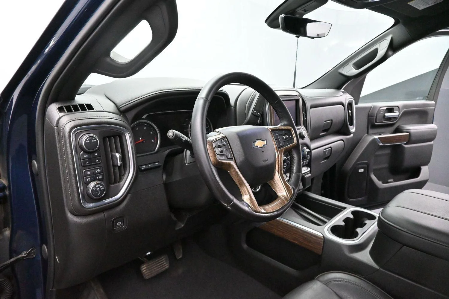 Used 2023 Northsky Blue Metallic Chevrolet High Country image 13