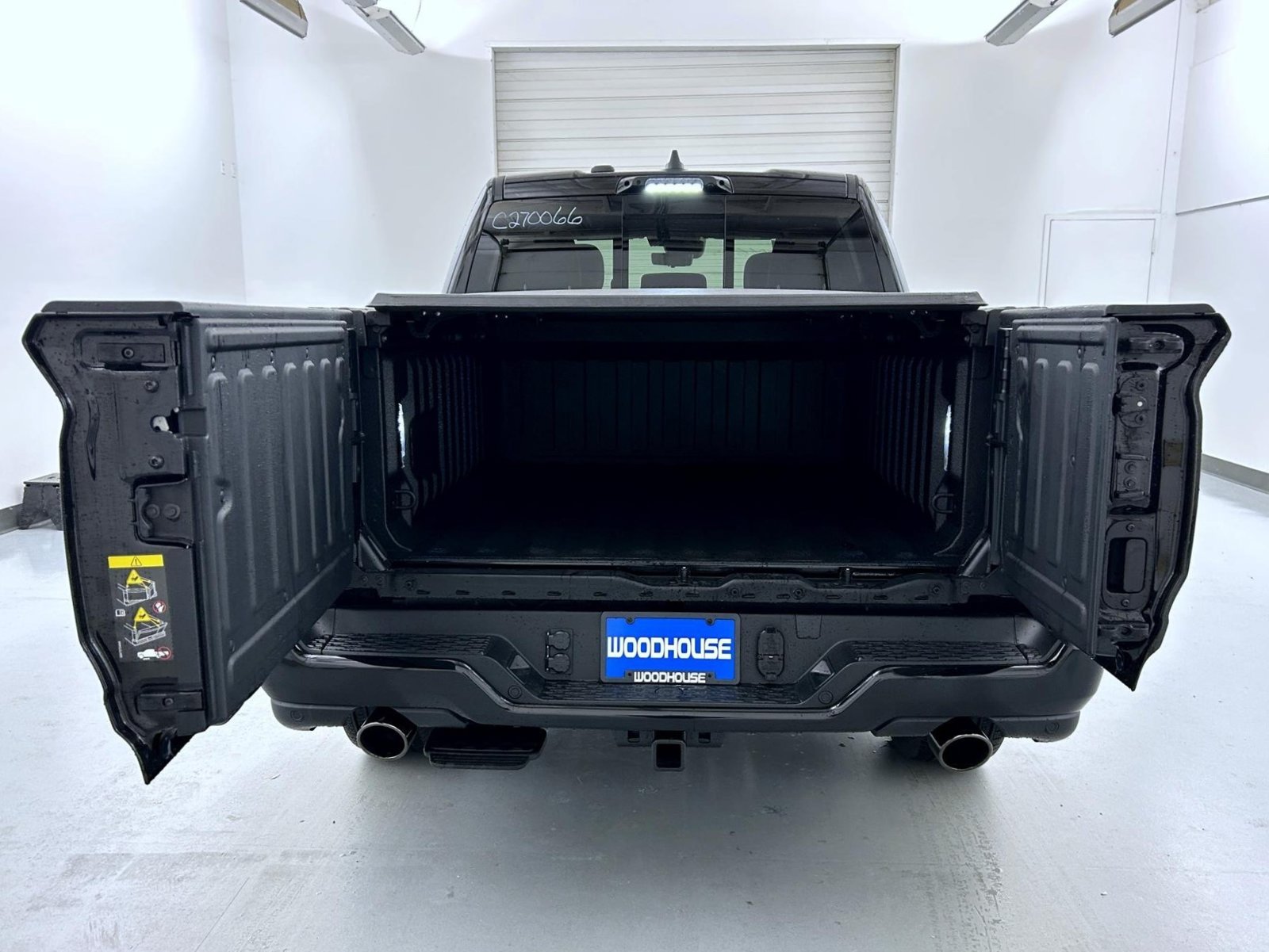 New 2027 Diamond Black Crystal Pearl-Coat Exterior Paint RAM Limited image 24