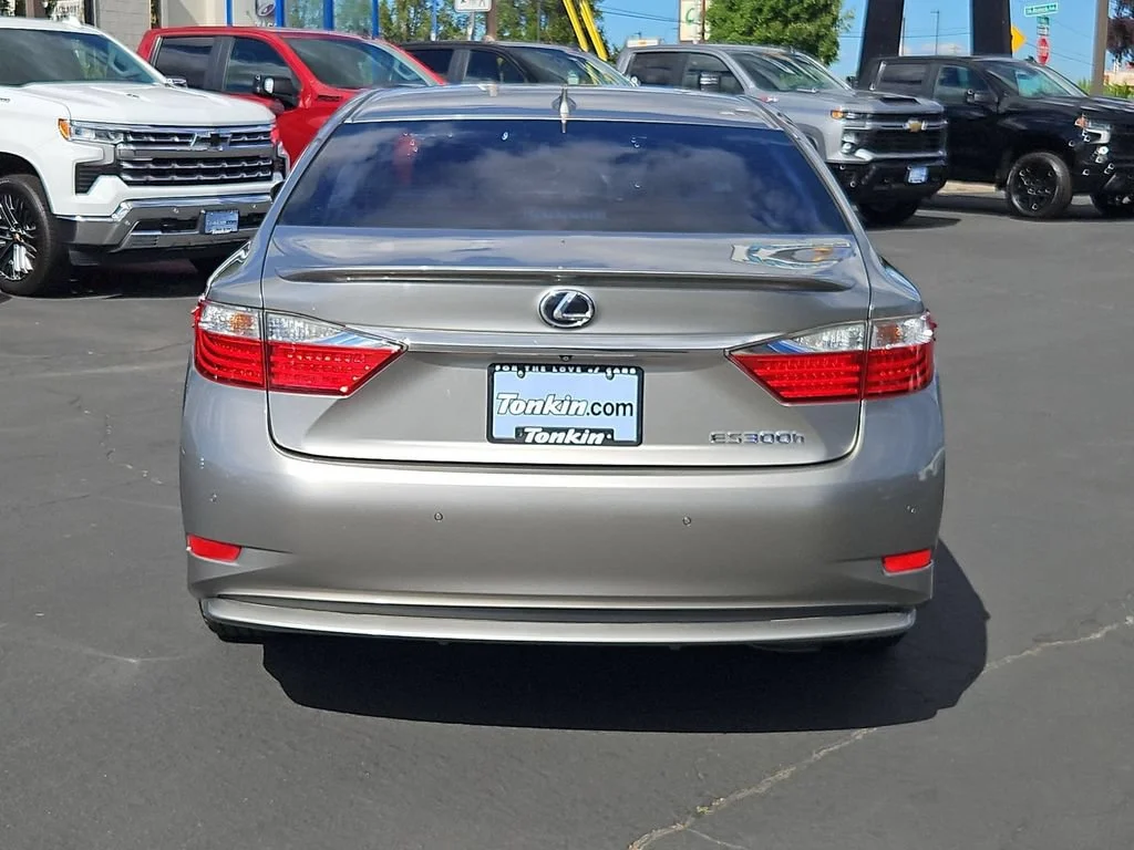 Used 2015  Lexus Hybrid image 5