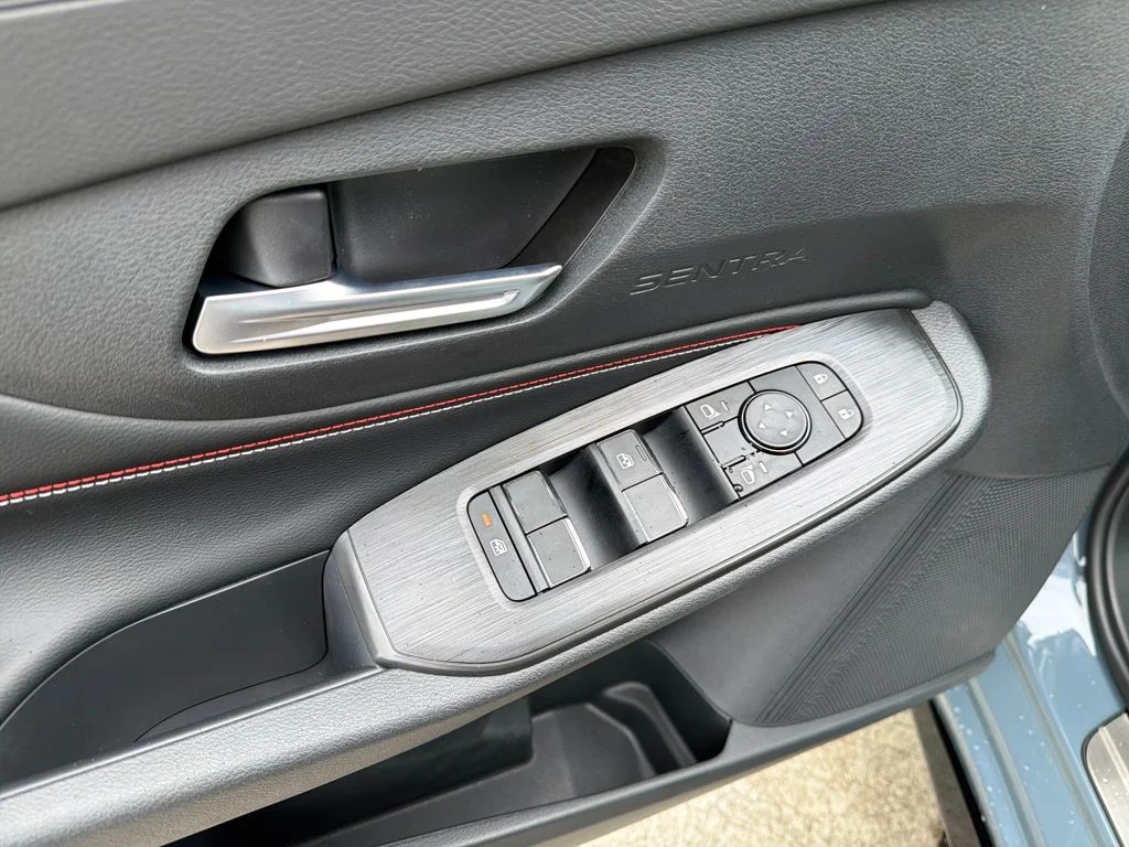 New 2026 Atlantic Gray Metallic / Super Black Two-tone Nissan SR image 17