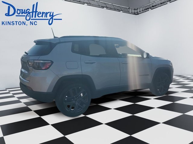 New 2026 Silver Zynith Metallic Clear-Coat Exterior Paint Jeep Latitude Altitude image 5