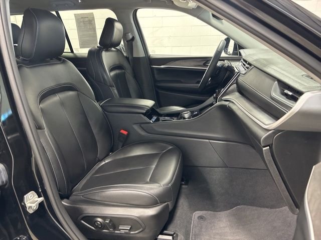 Used 2023 Diamond Black Crystal Pearlcoat Jeep Limited image 12