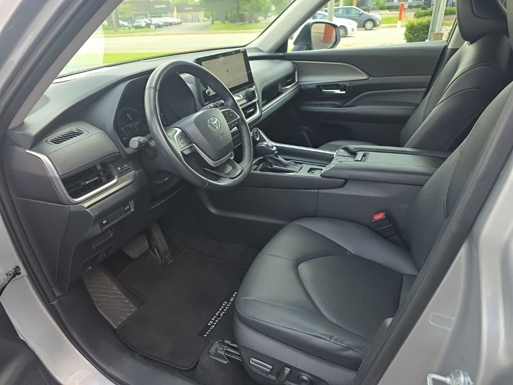 Used 2025 Silver Toyota XLE image 9
