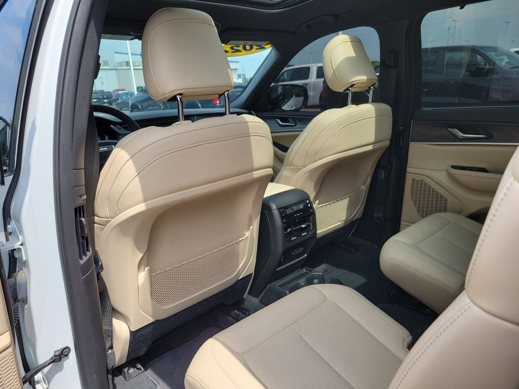 Used 2024 White Jeep Limited image 12