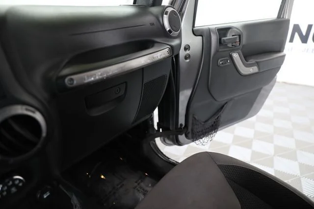 Used 2017 Silver Jeep  image 11