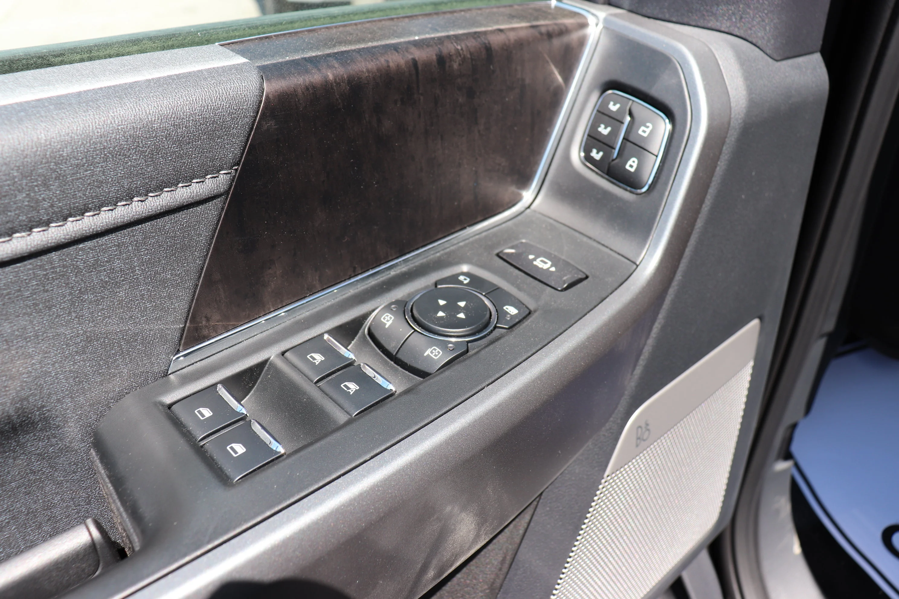 New 2026 AGATE BLACK METALLIC Ford LARIAT image 9