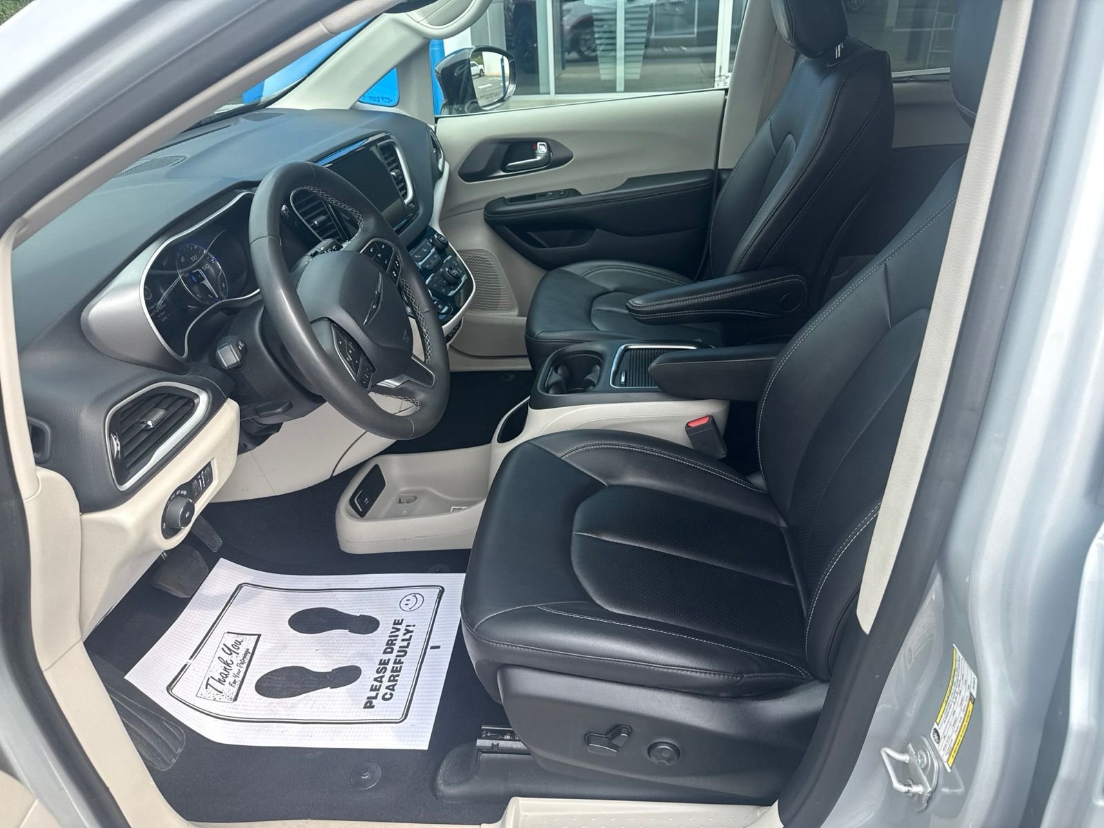 Used 2024 Silver Chrysler Touring L image 12