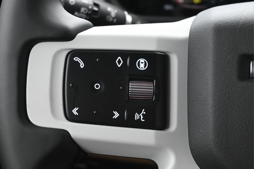 New 2026 White Land Rover X-Dynamic SE image 17