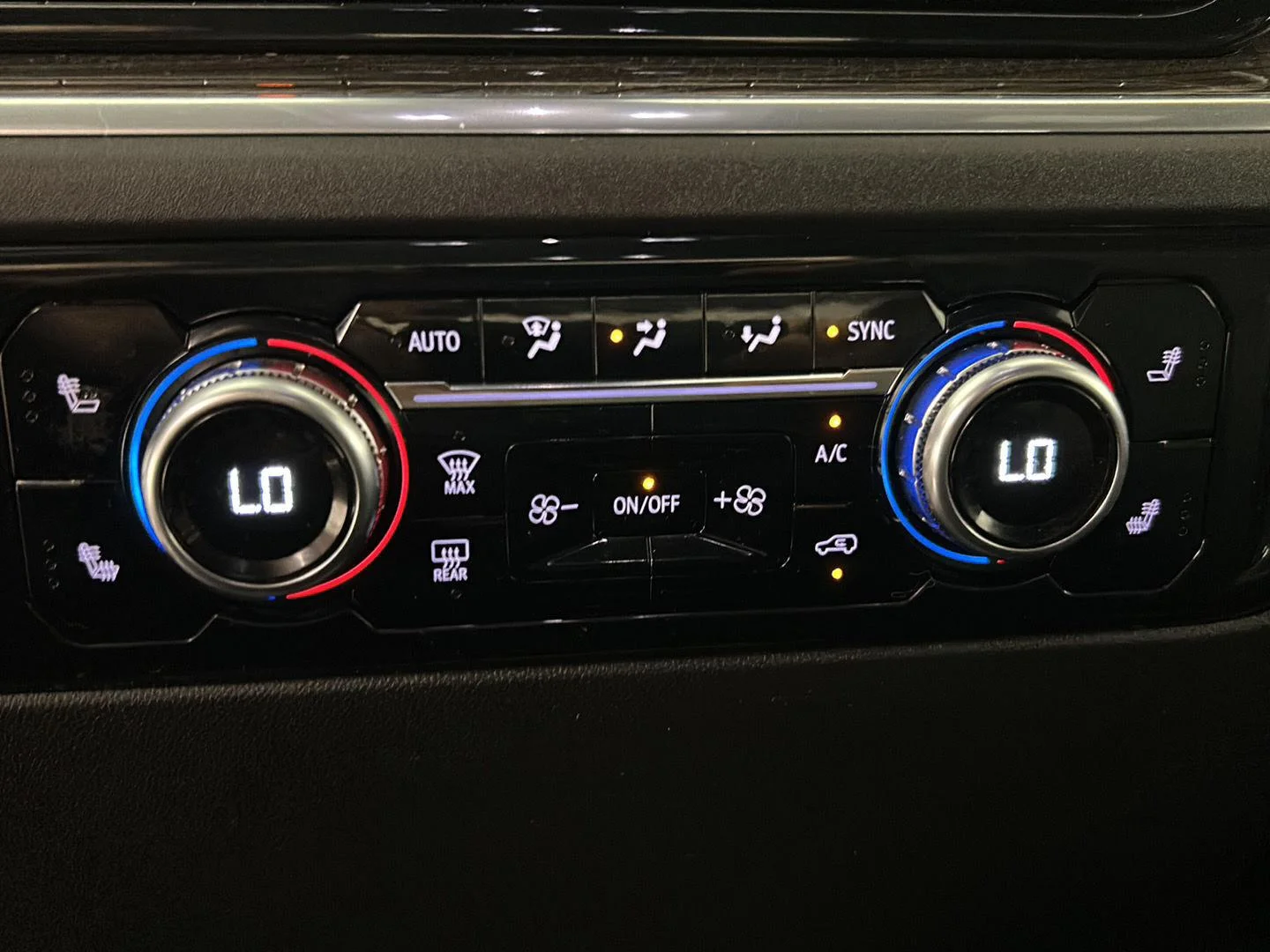 Used 2024 Summit White GMC Elevation image 17