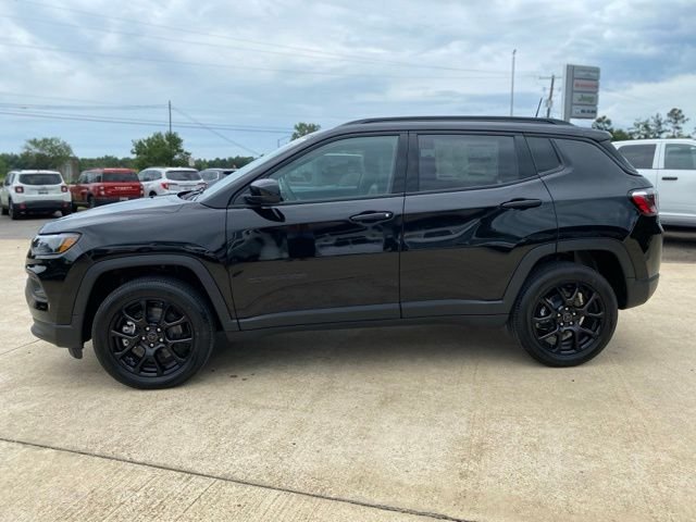 New 2026 Diamond Black Crystal Pearl-Coat Exterior Paint Jeep Latitude image 2