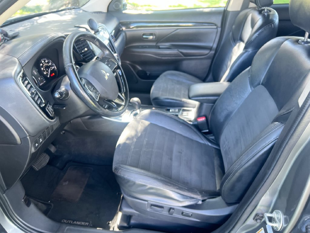 Used 2020  Mitsubishi SE image 13