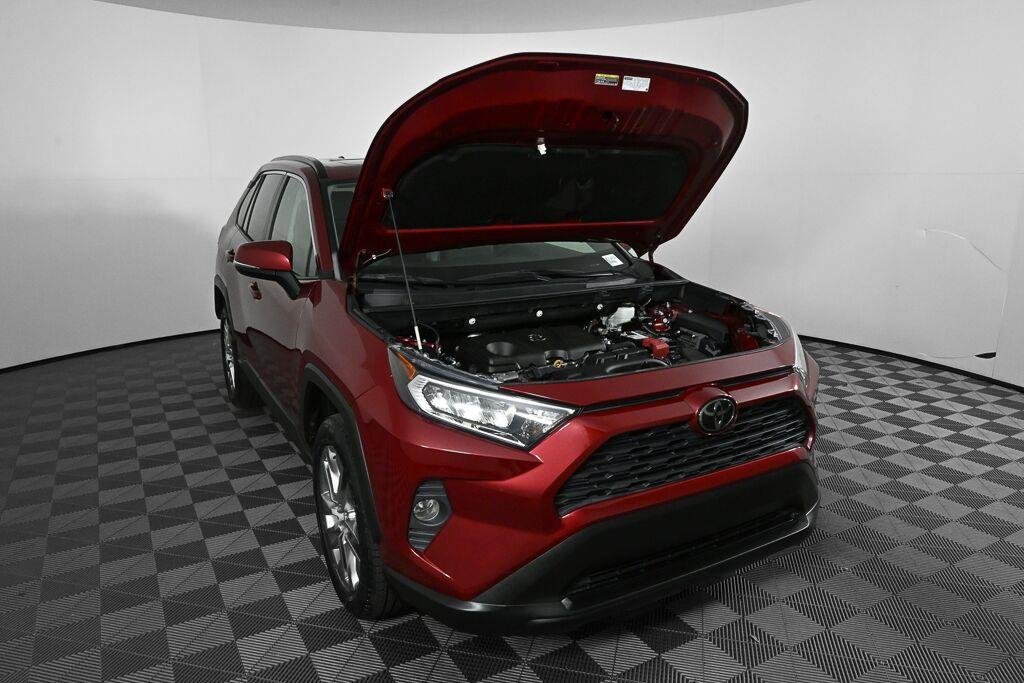 Used 2020 Ruby Flare Pearl TOYOTA XLE Premium image 33