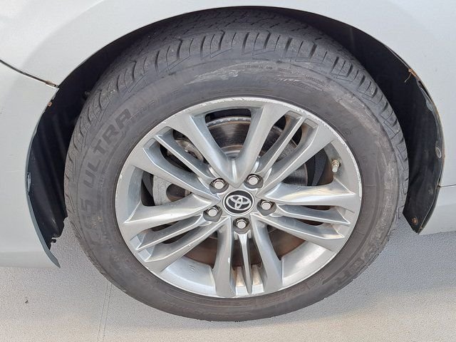 Used 2015 Silver Toyota SE image 29