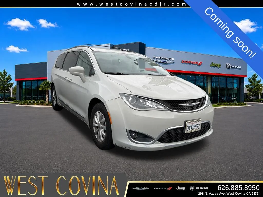 2017 Chrysler Pacifica Touring-L's photo