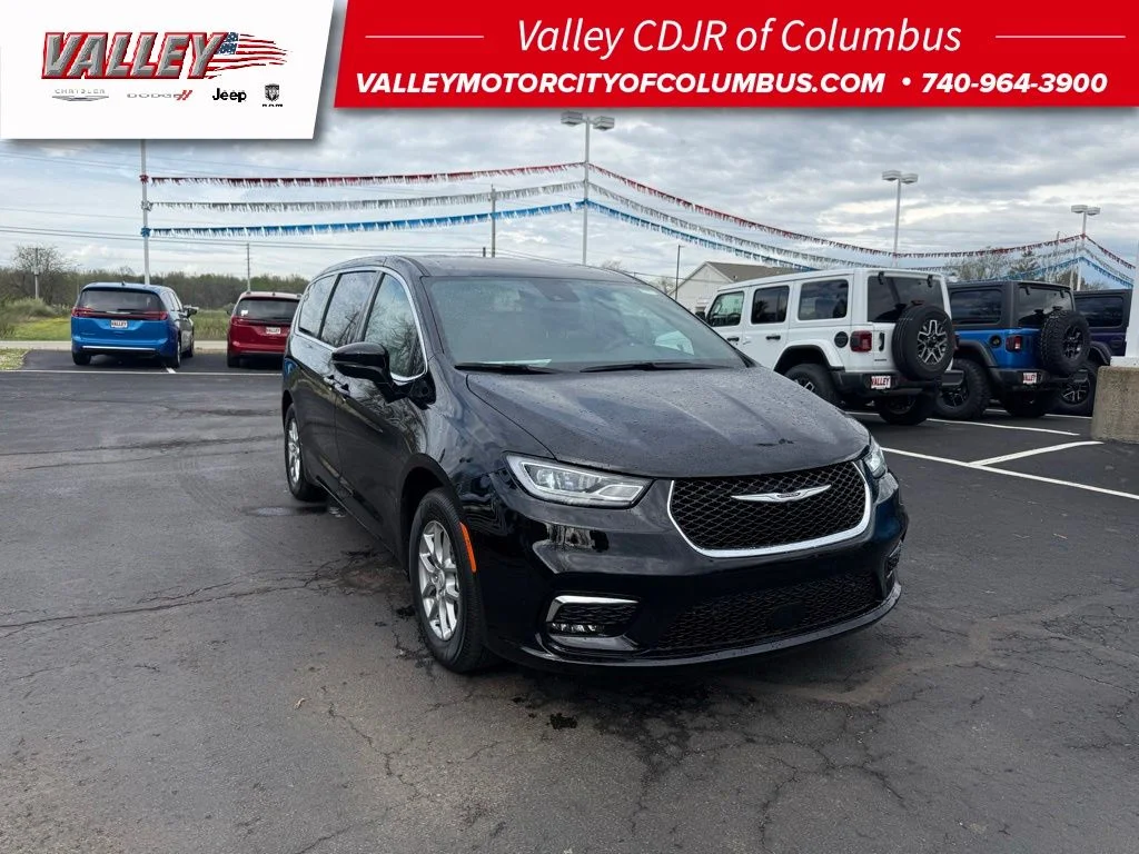 2026 Chrysler Pacifica Select's photo