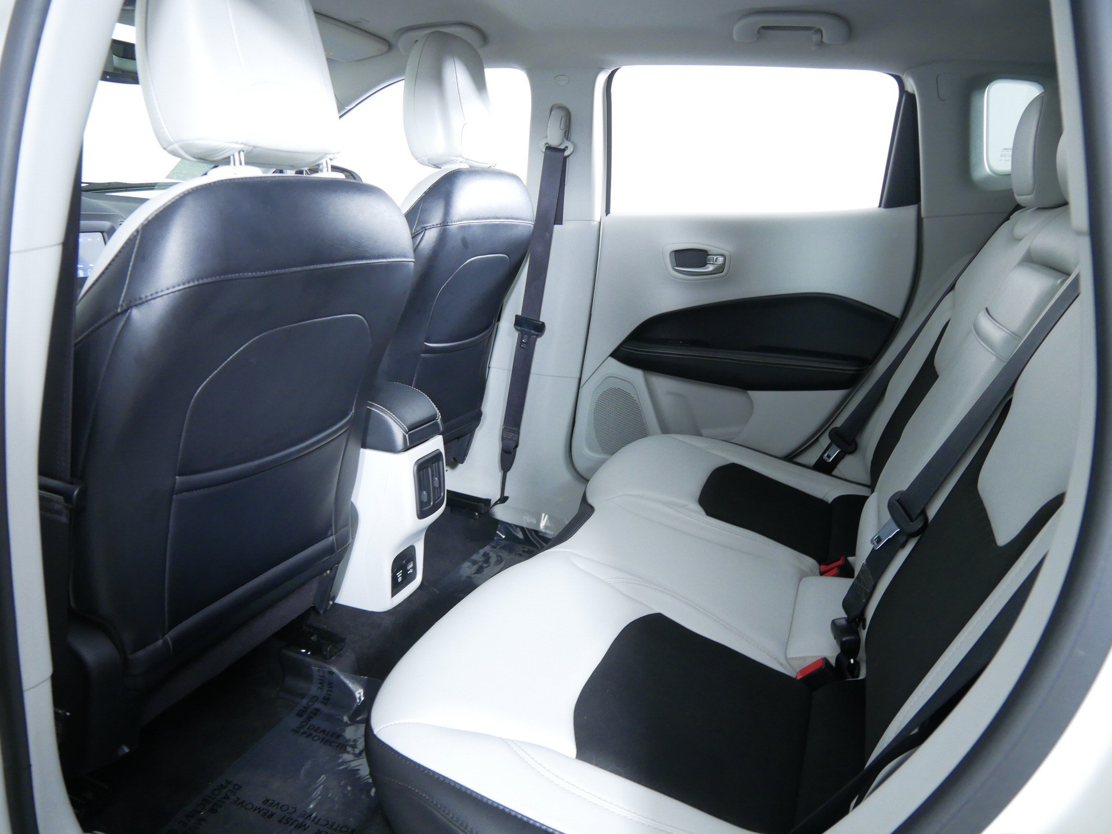 Used 2017 White Clearcoat Jeep Latitude image 23