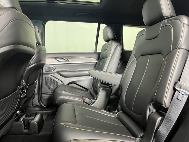 New 2026 Diamond Black Crystal Pearl-Coat Exterior Paint Jeep  image 7
