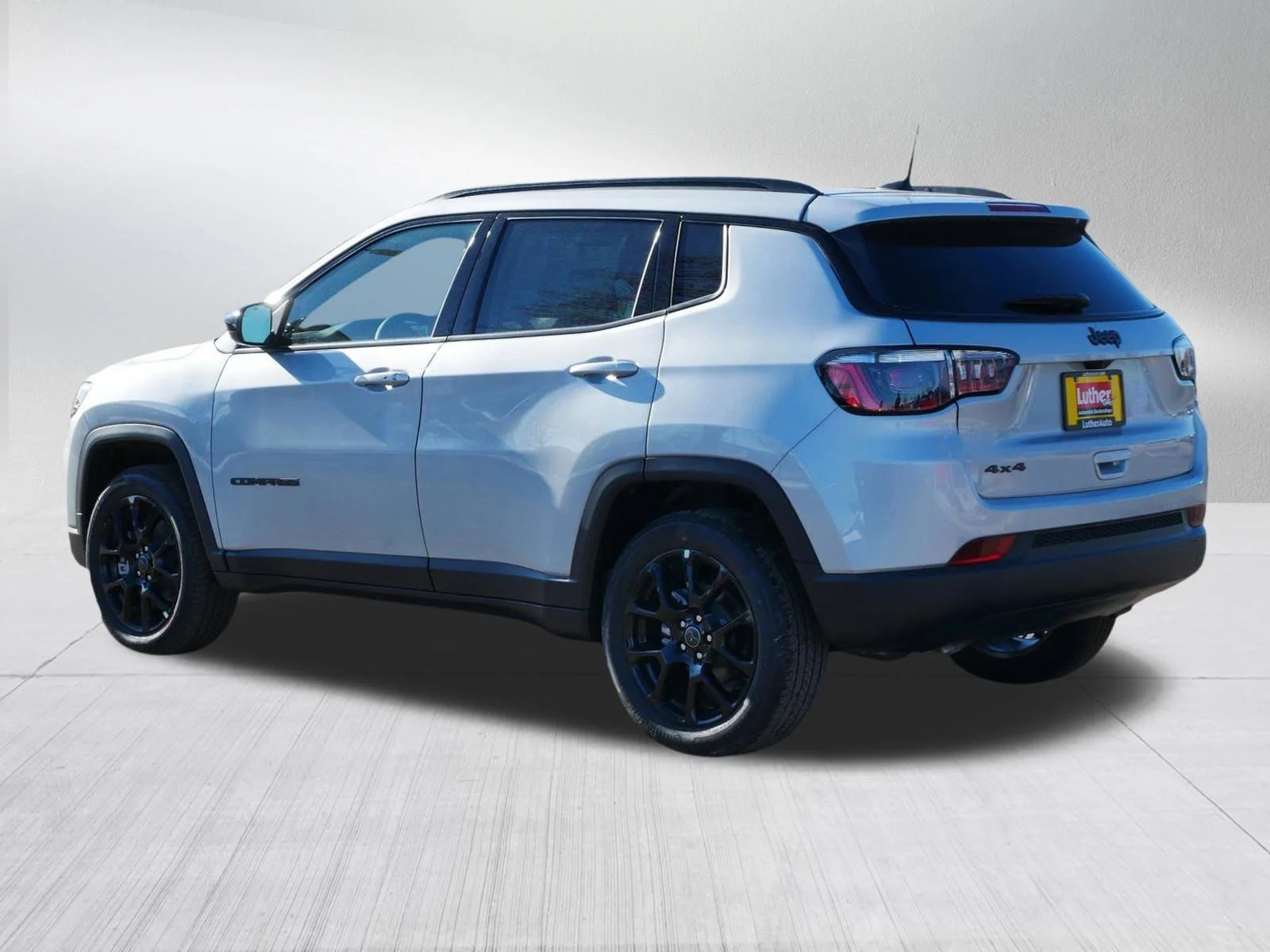 New 2026 Silver Zynith Metallic Clear-Coat Exterior Paint Jeep Latitude Altitude image 5