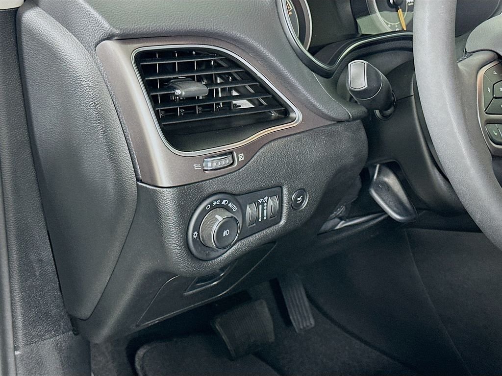 Used 2021 Bright White Clearcoat Jeep Latitude Lux image 10