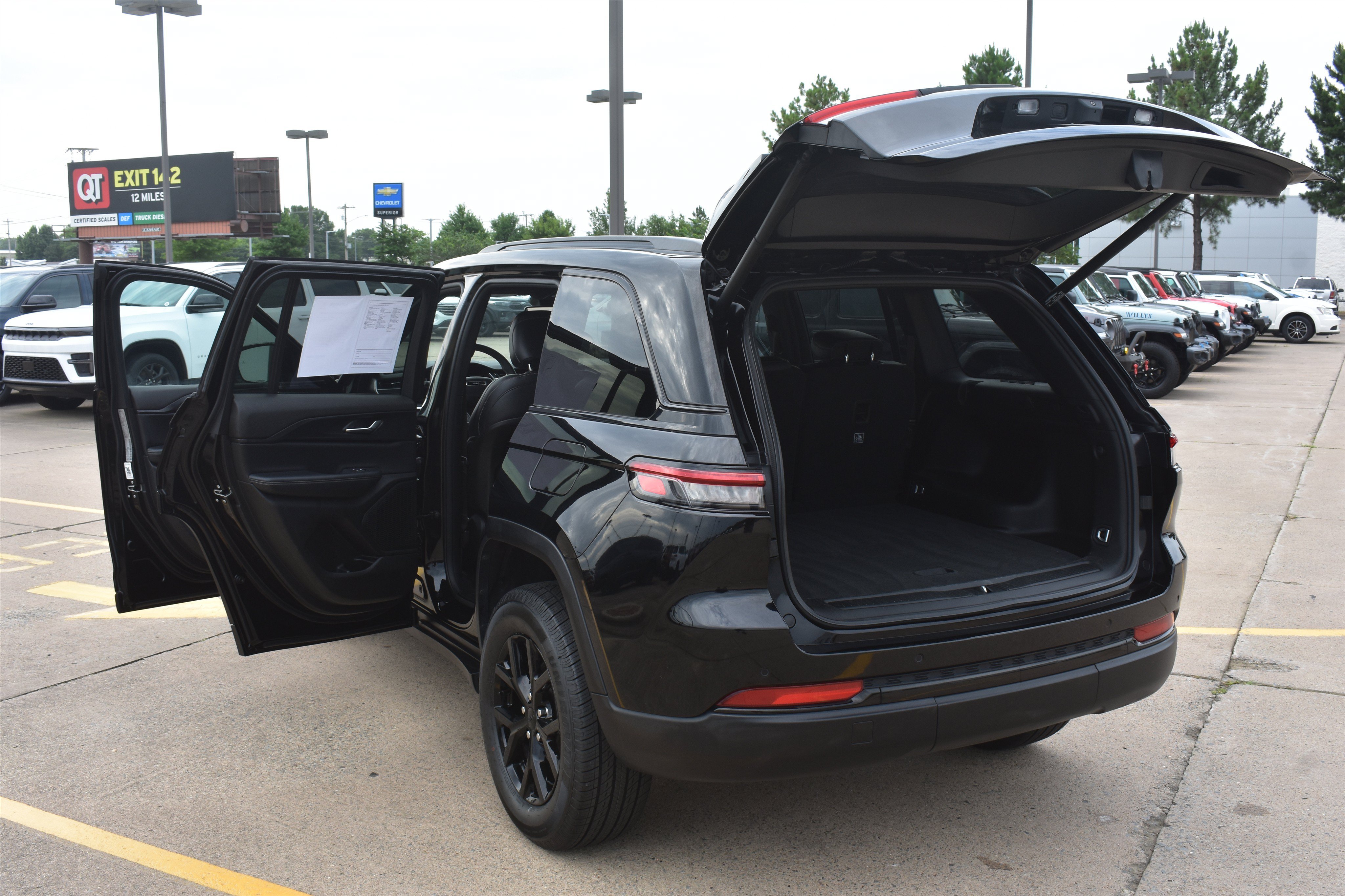 Used 2024 Diamond Black Crystal Pearlcoat Jeep Altitude image 15