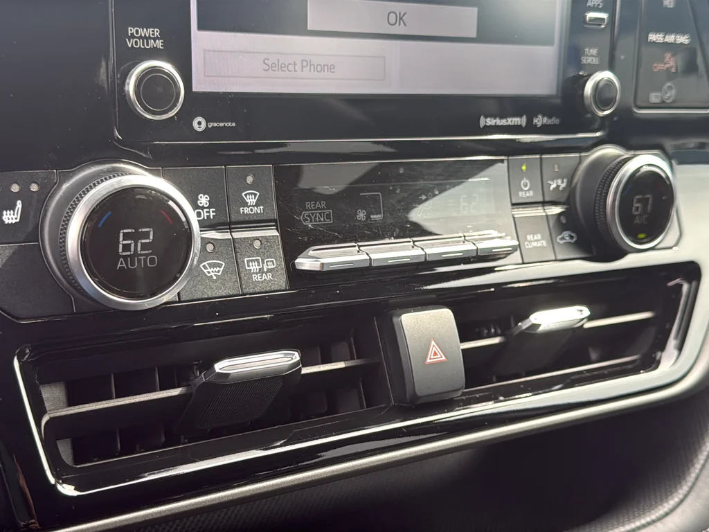 Used 2021  Toyota XLE image 25
